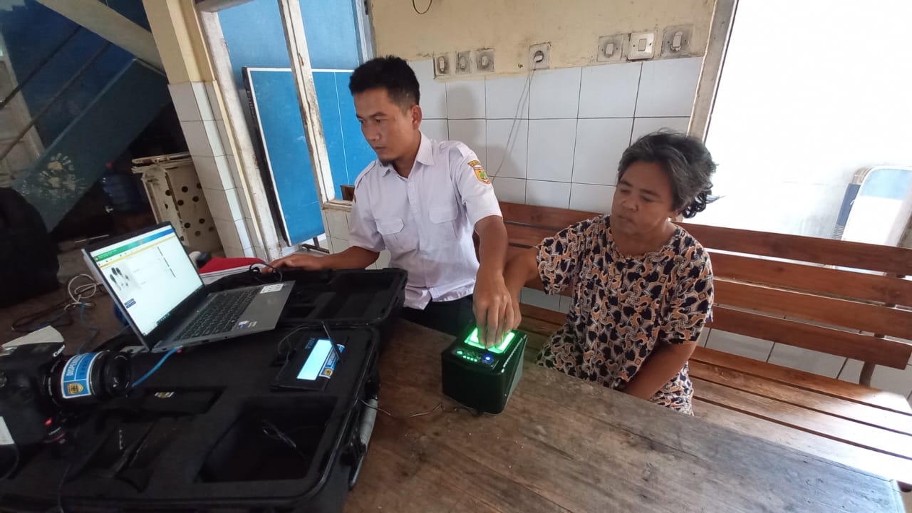 Jemput bola cek biometrik dan perekaman e-KTP penduduk rentan di Yayasan Pintu Keselamatan, Kecamatan Weru awal Mei 2025 ini.