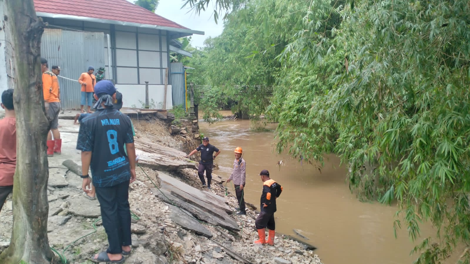 Tim gabungan gotong royong bersihkan puing dapur Ponpes Qoryatul Quran Sukoharjo di Kecamatan Weru yang diterjang banjir, Senin (19/5).