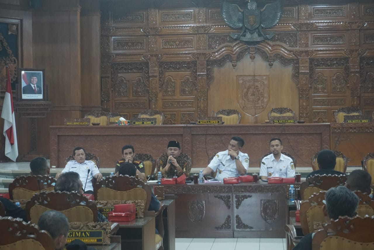 Ketua DPRD Klaten Edy Sasongko saat memberikan tanggapan dan masukan terkait penyelesaian permasalahan pengelolaan sampah di TPA Troketon, Kecamatan Pedan, Klaten.
