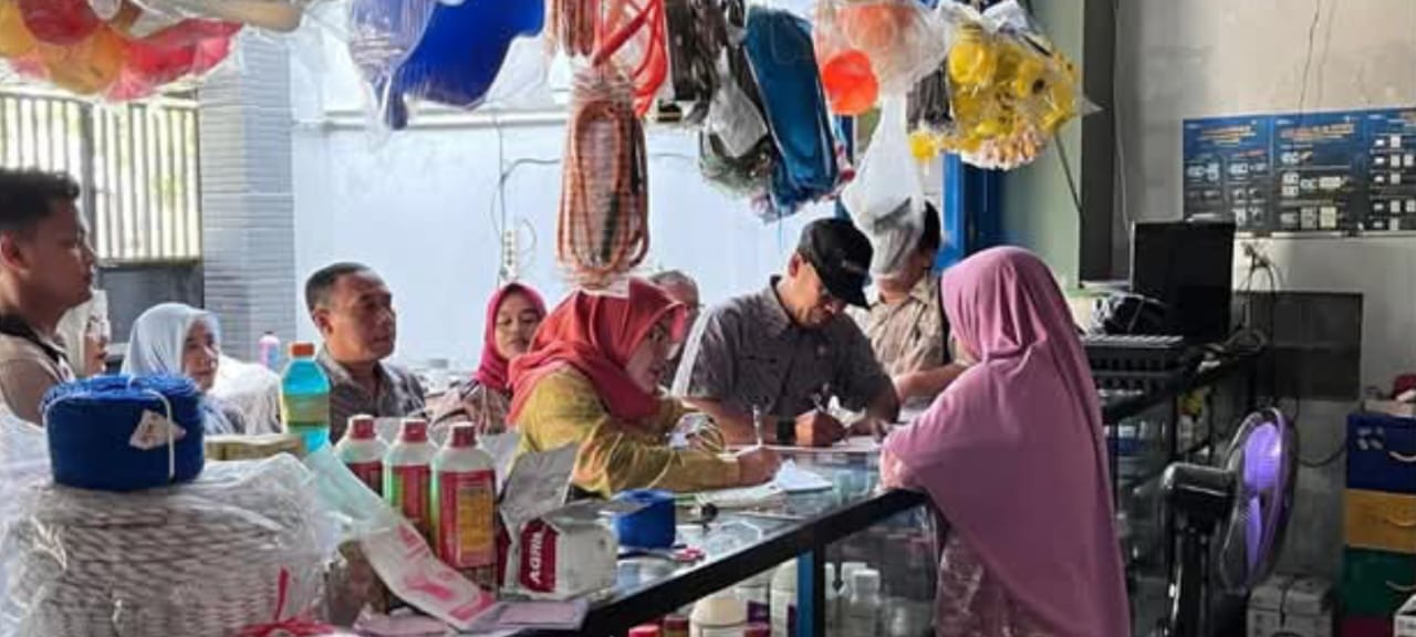 Pantauan distribusi pupuk subsidi di salah satu KPL di Kecamatan Tawangsari, Sukoharjo, Selasa (19/5).