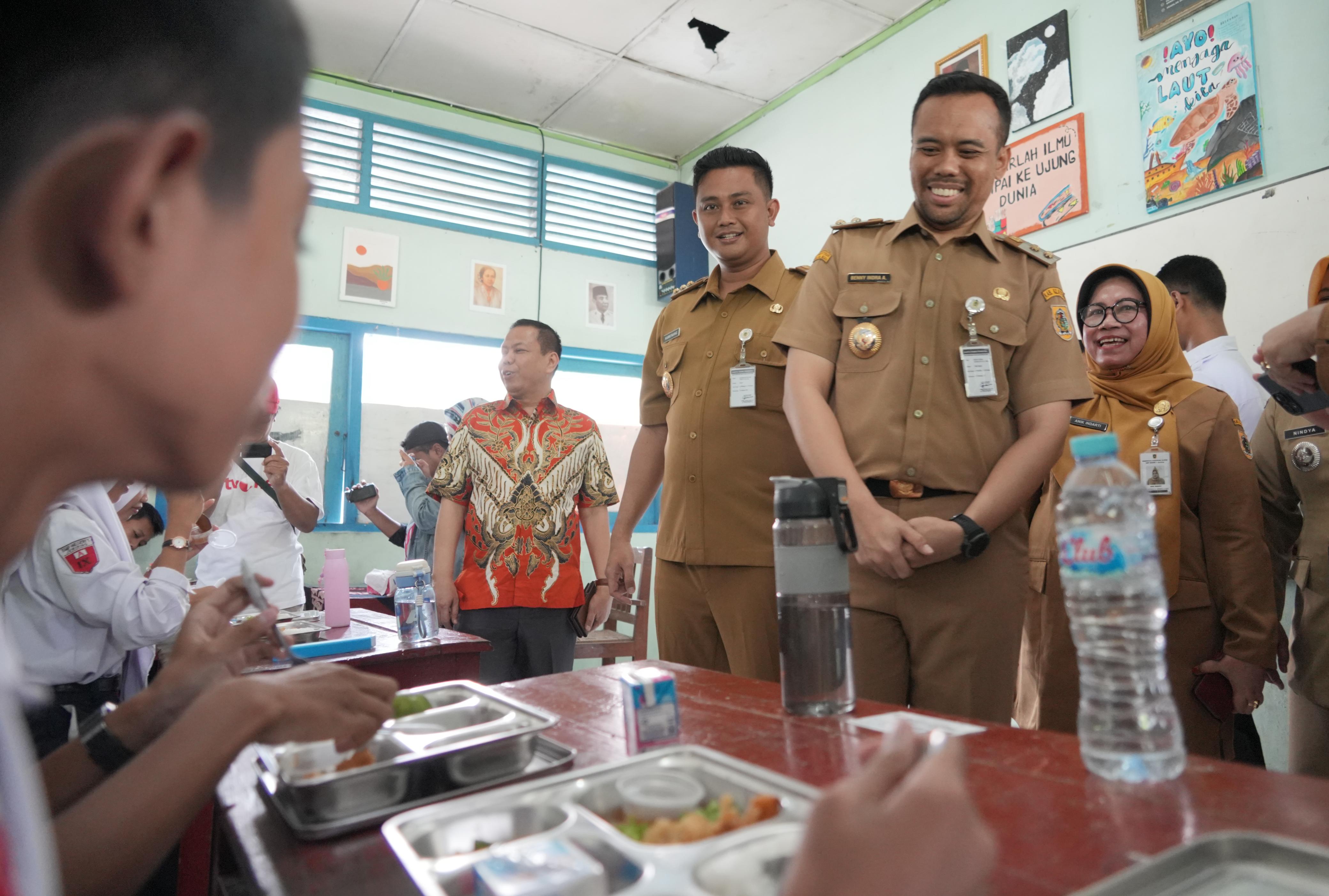 Bupati Klaten Hamenang Wajar Ismoyo (kiri) dan Wakil Bupati Klaten Benny Indra Ardhianto meninjau Makan Bergizi Gratis di SMPN 1 Juwiring, Selasa (20/5/2025). (Diskominfo Klaten for Radar Solo)