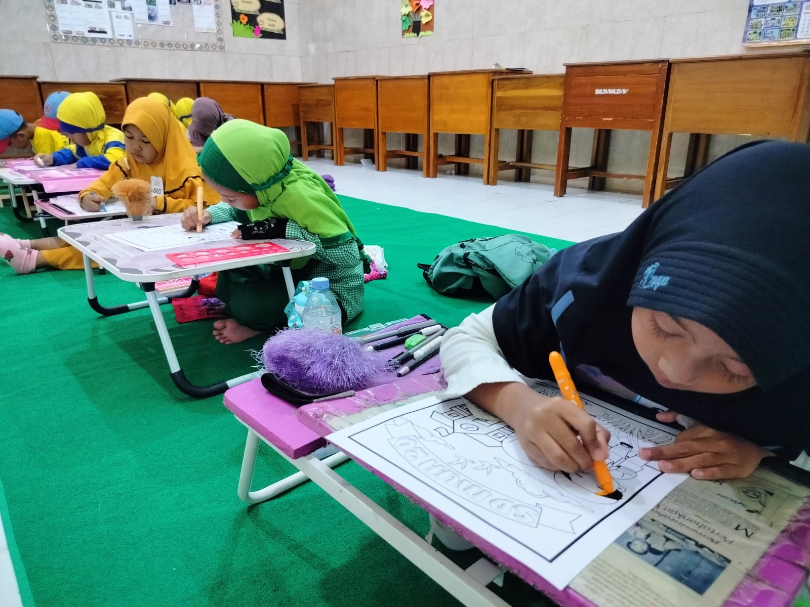 FOKUS: Siswa jenjang TK B mengikuti lomba mewarnai yang digelar SD Muhammadiyah 20 Sidorejo Solo di sekolah setempat, Selasa (20/5).