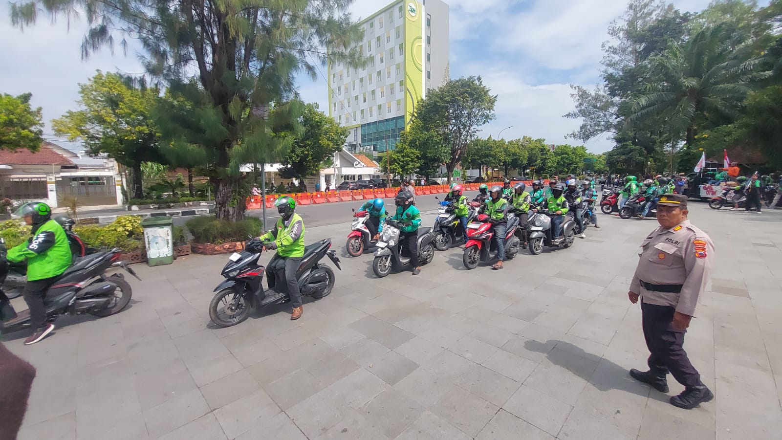 Massa driver ojol Solo Raya berkumpul di Plaza Manahan, Selasa (20/5/2025).