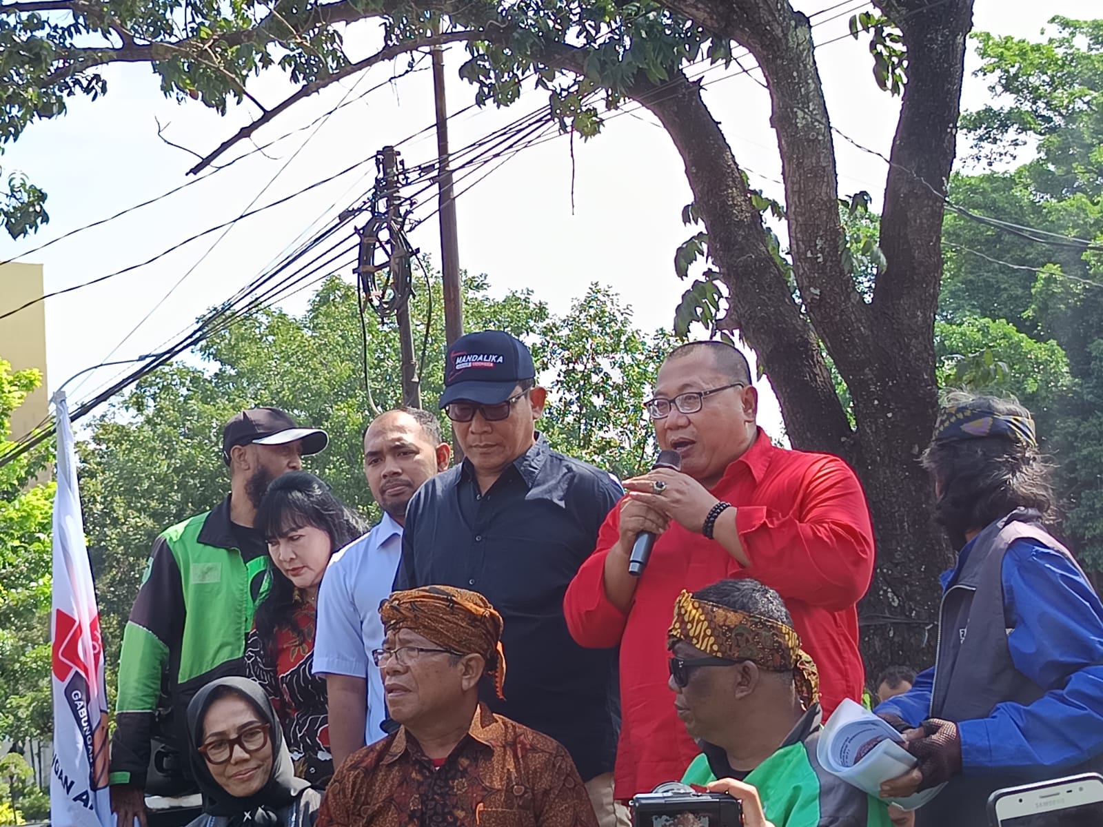 Ketua DPRD Solo Budi Prasetyo hadir di tengah-tengah massa driver ojol Solo Raya.