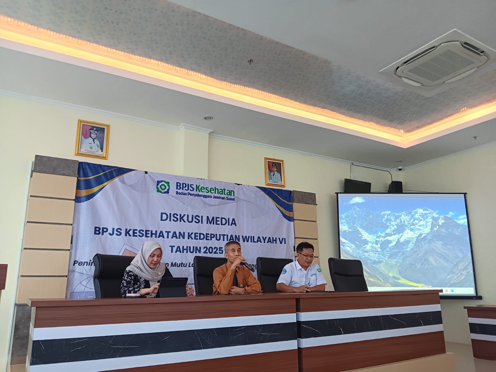 Kepala DPMPTSP Sukoharjo Djoko Poernomo saat menjelaskan terkait dibukanya layanan secara penuh BPJS Kesehatan.