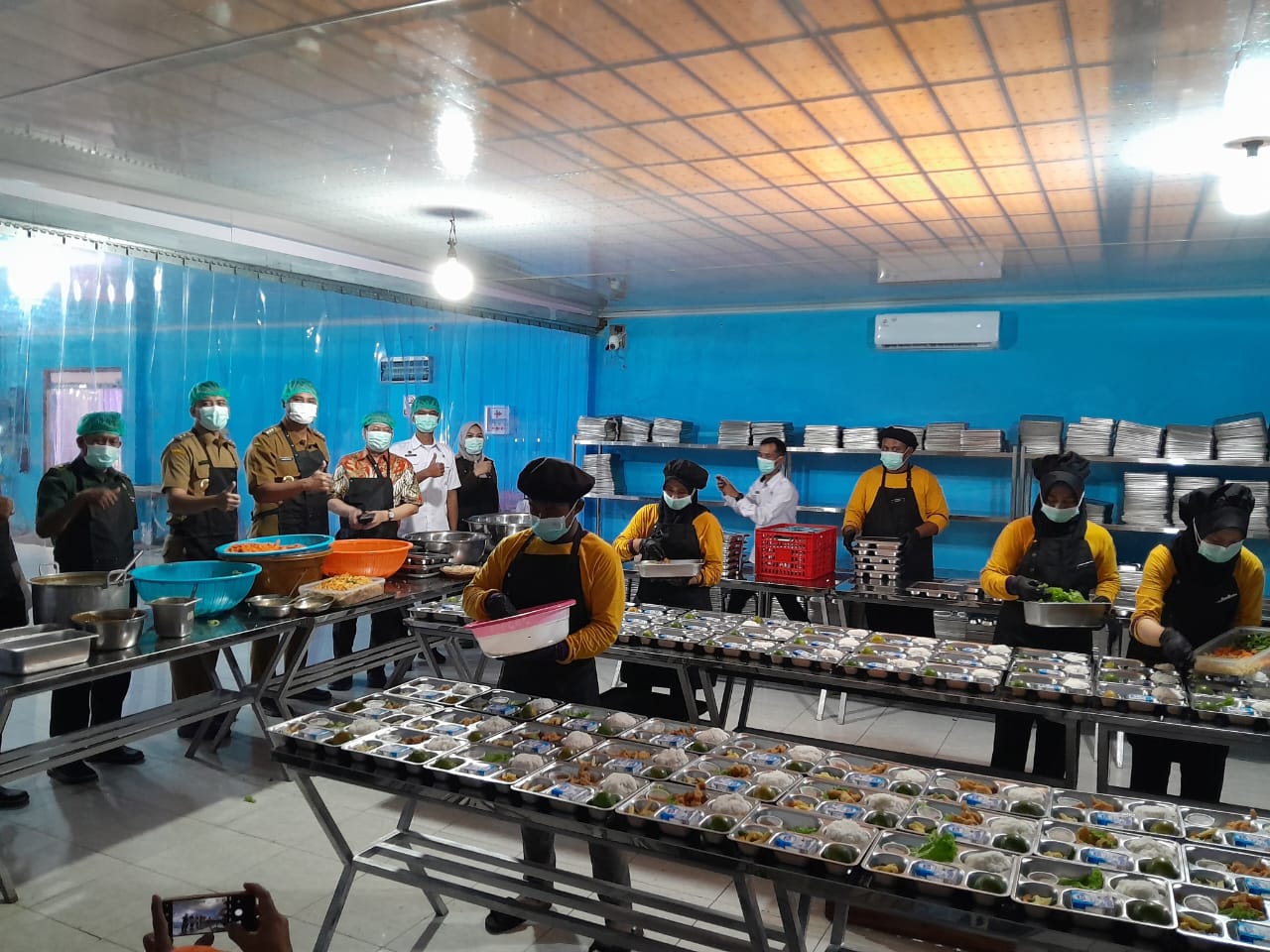 Bupati Hamenang Wajar Ismoyo dan Wabup Klaten Benny Indra (kiri) bersama jajaran pemkab saat melihat beroperasinya SPPG Nahda Resto di Desa Gunting, Wonosari, Klaten.
