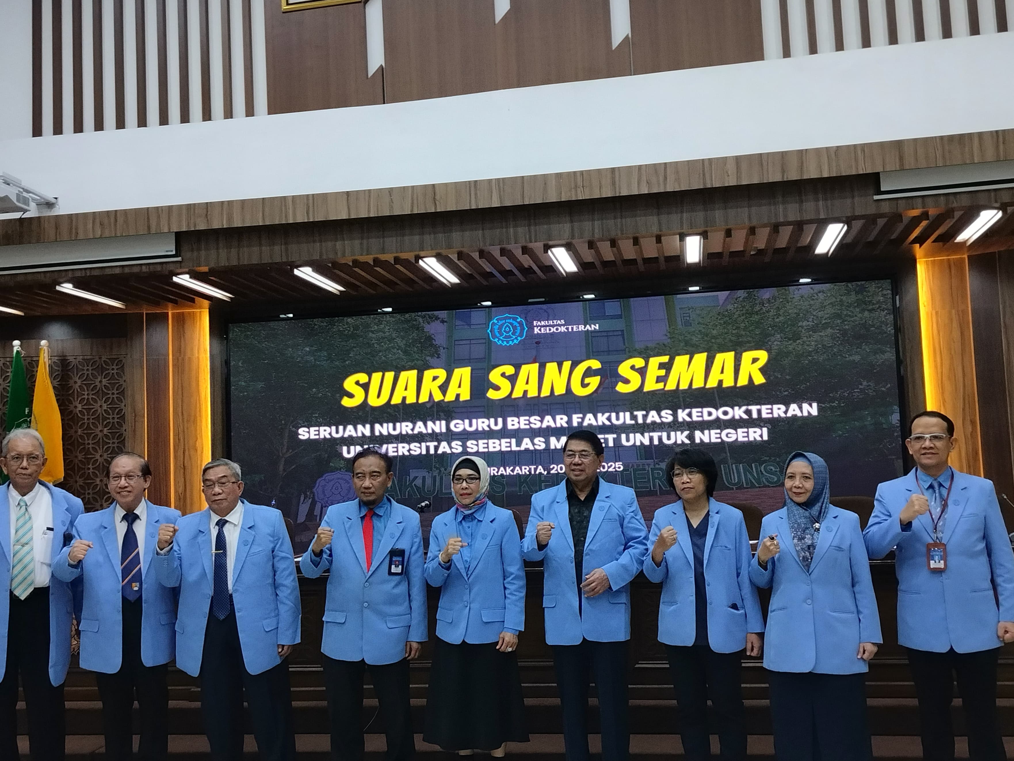 Para guru besar Fakultas Kedokteran Universitas Sebelas Maret (FK UNS) Solo menyampaikan pernyataan sikap soal kebijakan Kementerian Kesehatan di Auditorium FK UNS, Selasa (20/5).
