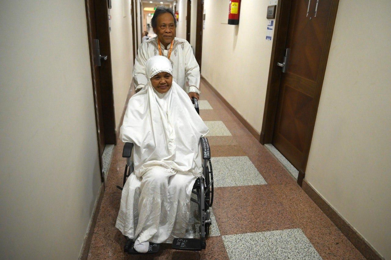 Endang Tri Nurniningsih  dan Khuyai Maksum, suaminya di Safwat Al Sharooq, Makkah, Arab Saudi, Senin (19/5).