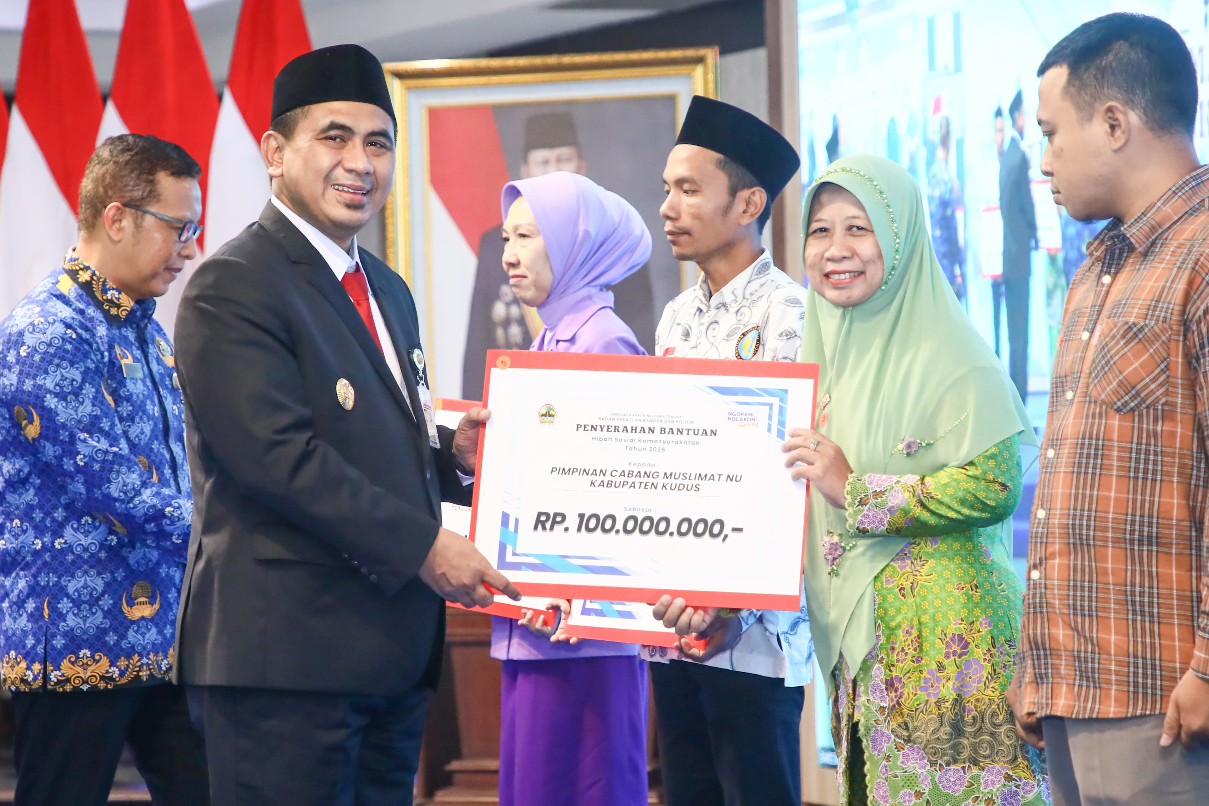 Wagub Taj Yasin serahan dana hibas Ormas di Gedung Gradhika Bhakti Praja, Semarang, Selasa (20/5/2025).