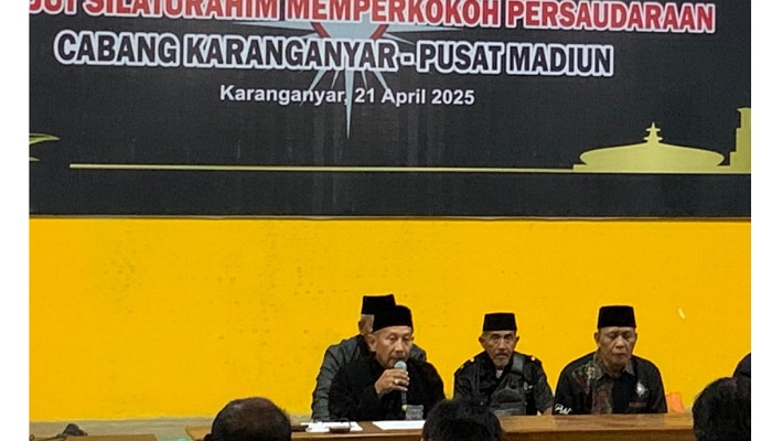 Ketua Cabang PSHT Karanganyar, Kangmas Sutarmo saat rapat persiapan acara bulan Suro (Suran) di Padepokan PSHT Beningsari, Bejen, Karanganyar.