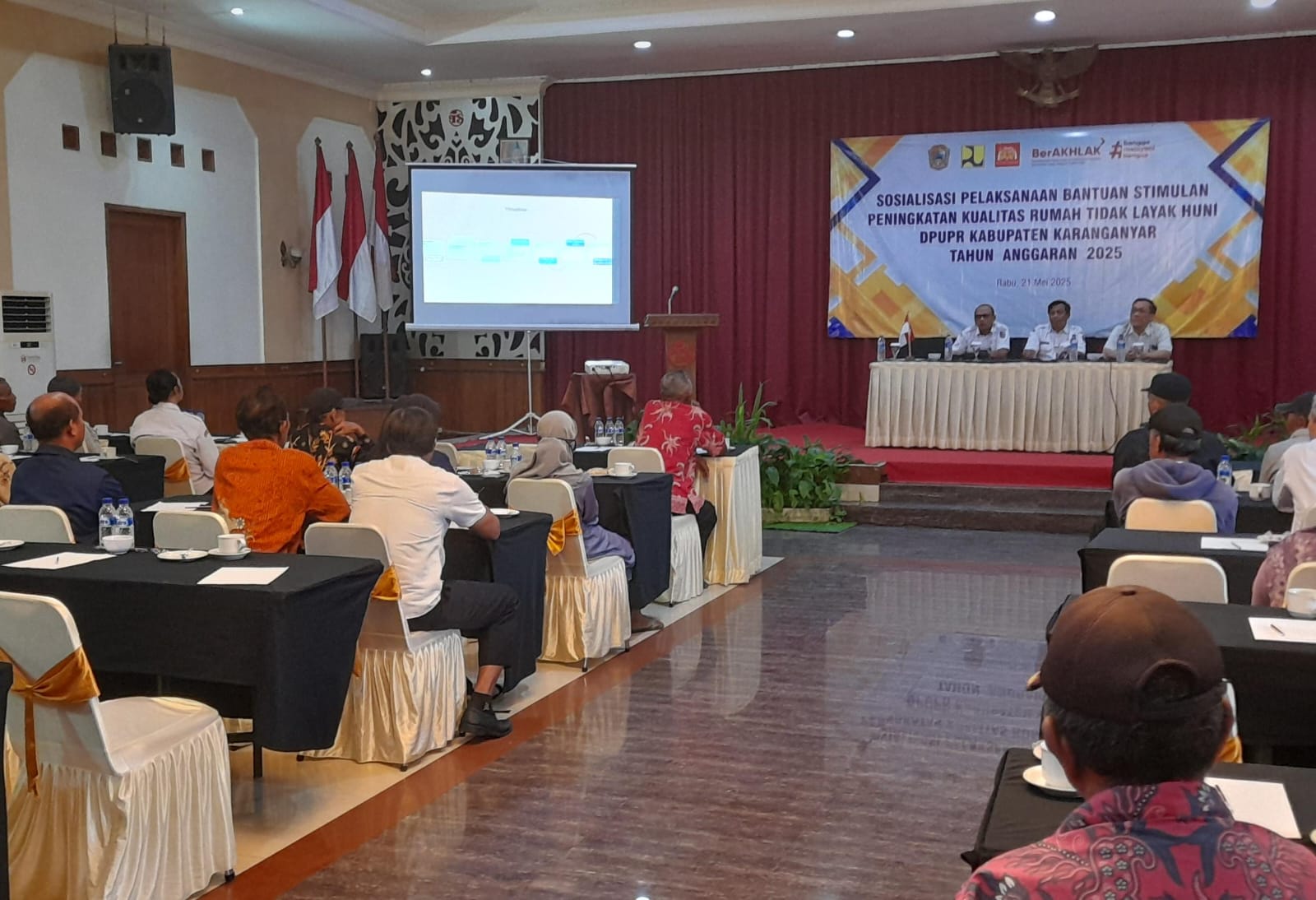 Sosialisasi penyaluran simultan untuk perbaikan RTLH di DPUPR Karanganyar, Rabu (21/5/2025). (Rudi Hartono/Radar Solo)