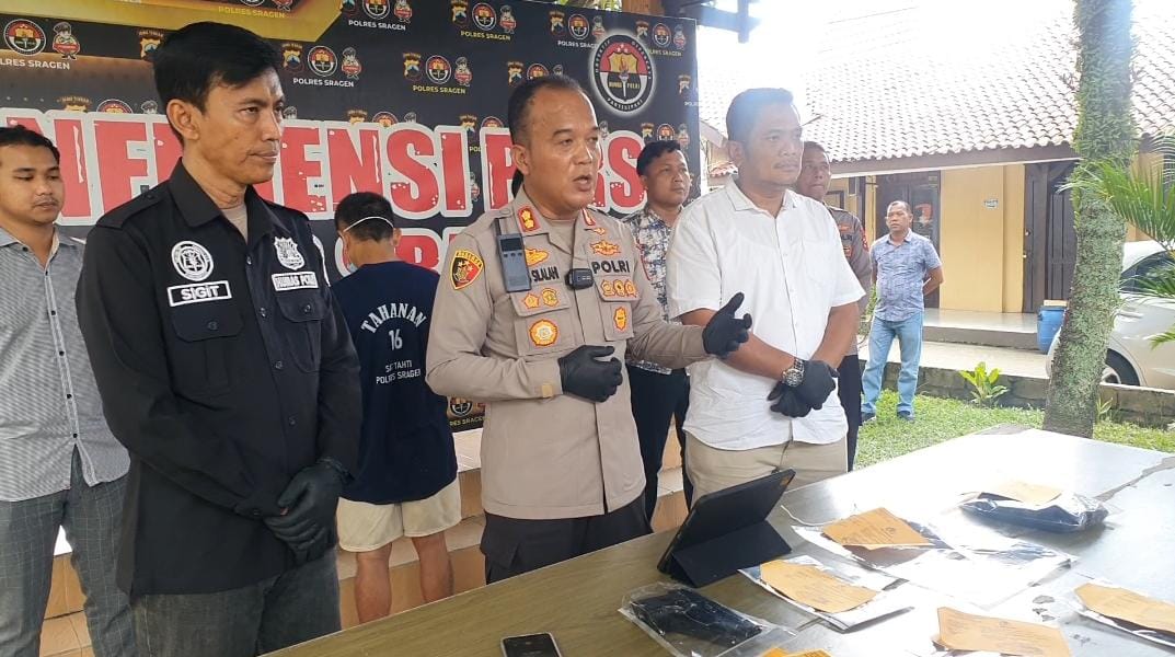 Kapolres Sragen AKBP Petrus Parningotan Silalahi (tengah) beberkan kasus penembakan sebuah karaoke, Rabu (21/5/2025). (Ahmad Khairudin/Radar Solo)