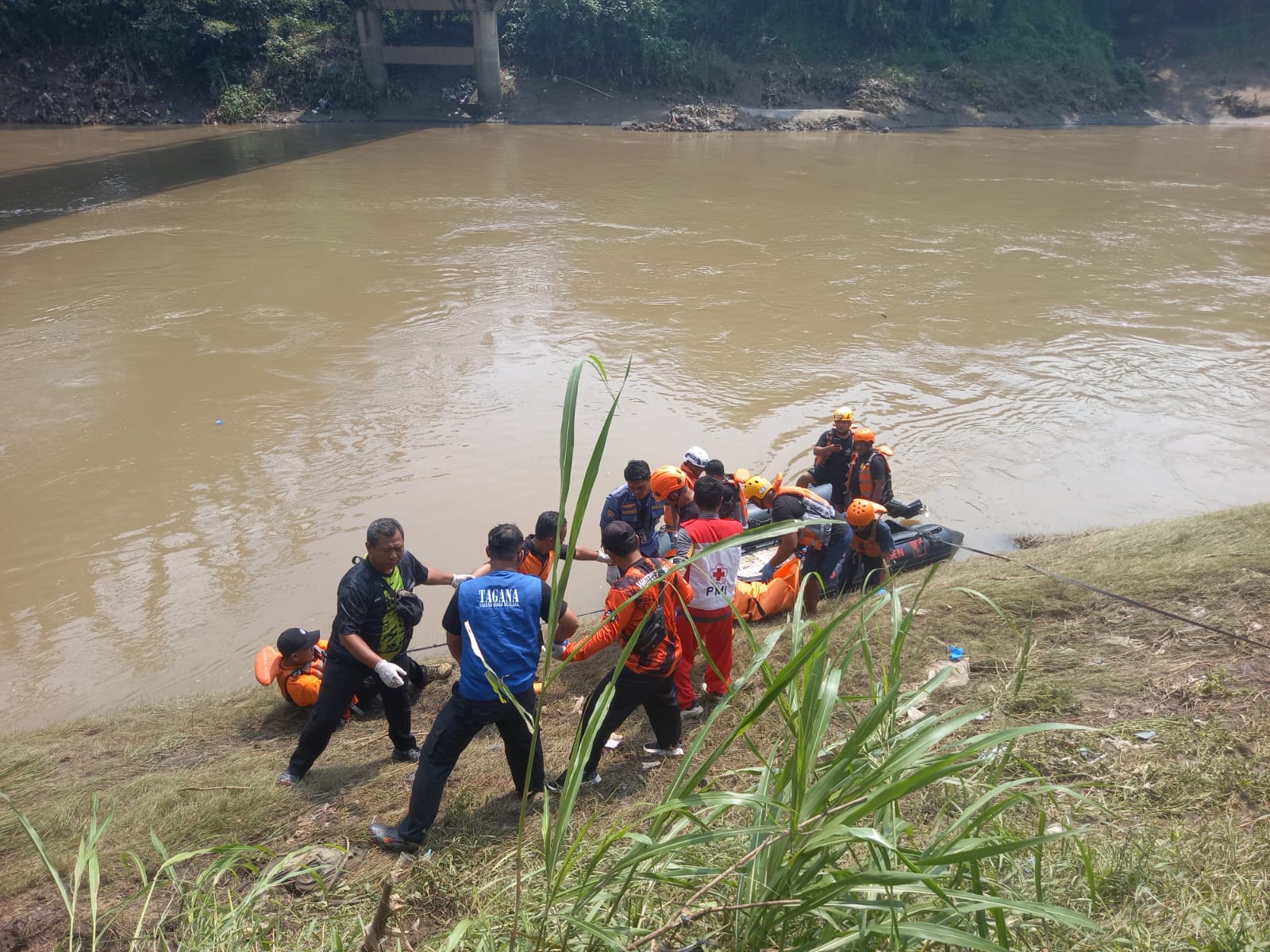 Tim relawan gabungan evakuasi jasad laki-laki tanpa identitasi di aliran sungai Bengawan Solo, Kecamatan Masaran, Sragen, Rabu (21/5/2025). (Ahmad Khairudin/Radar Solo)