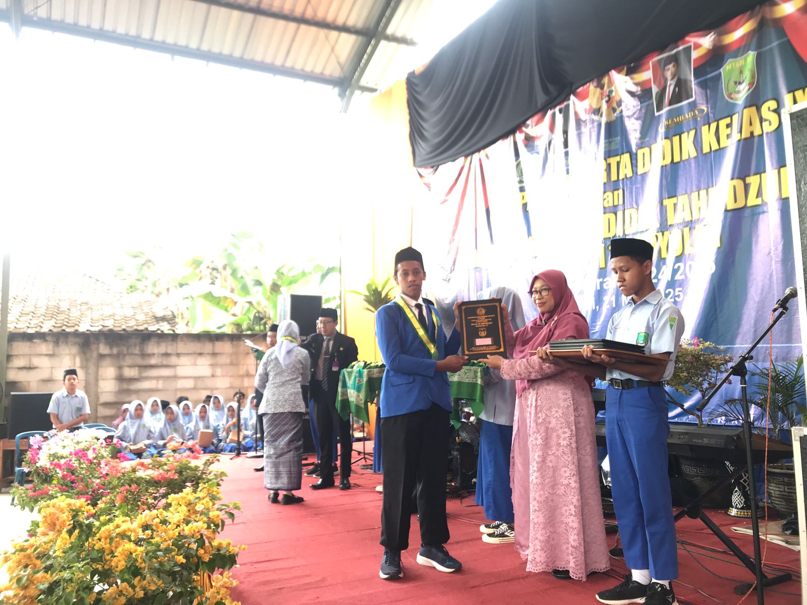 KHIDMAT: Suasana akhirussanah MTsN 10 Boyolali di halaman sekolah, Rabu (21/5).