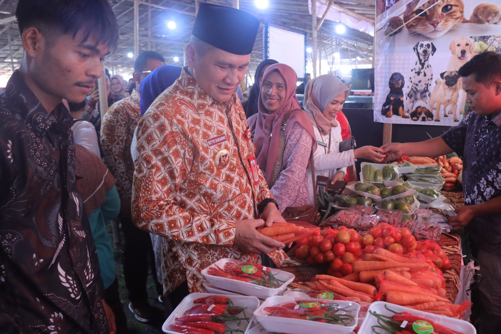Bupati Wonogiri Setyo Sukarno meninjau stand di Wonogiri Expo baru-baru ini.
