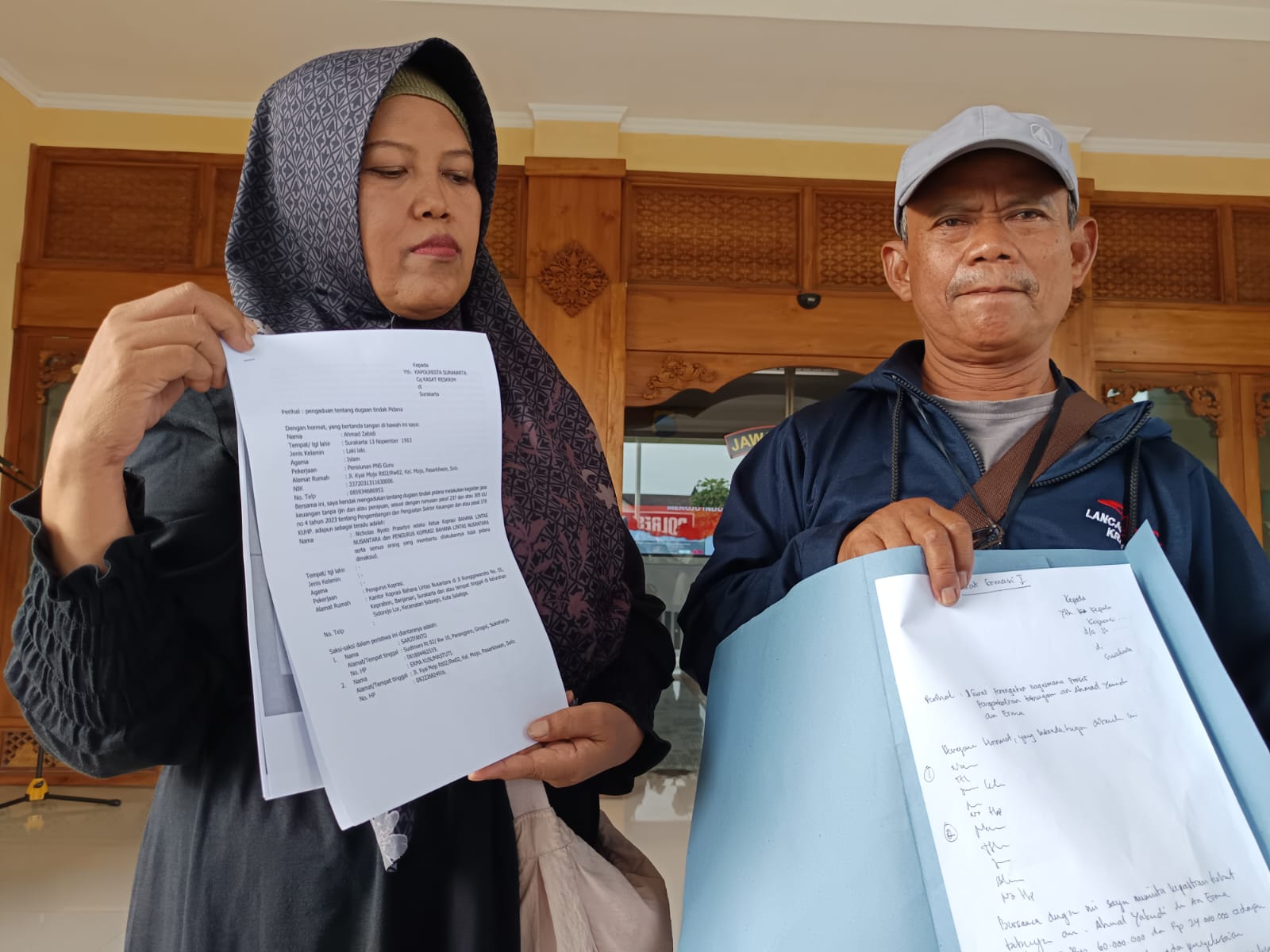 Irma dan suaminya warga Solo melaporkan ketua Koperasi Bahana Lintas Nusantara ke Satreskrim Polresta Solo, Rabu (21/5/2025).