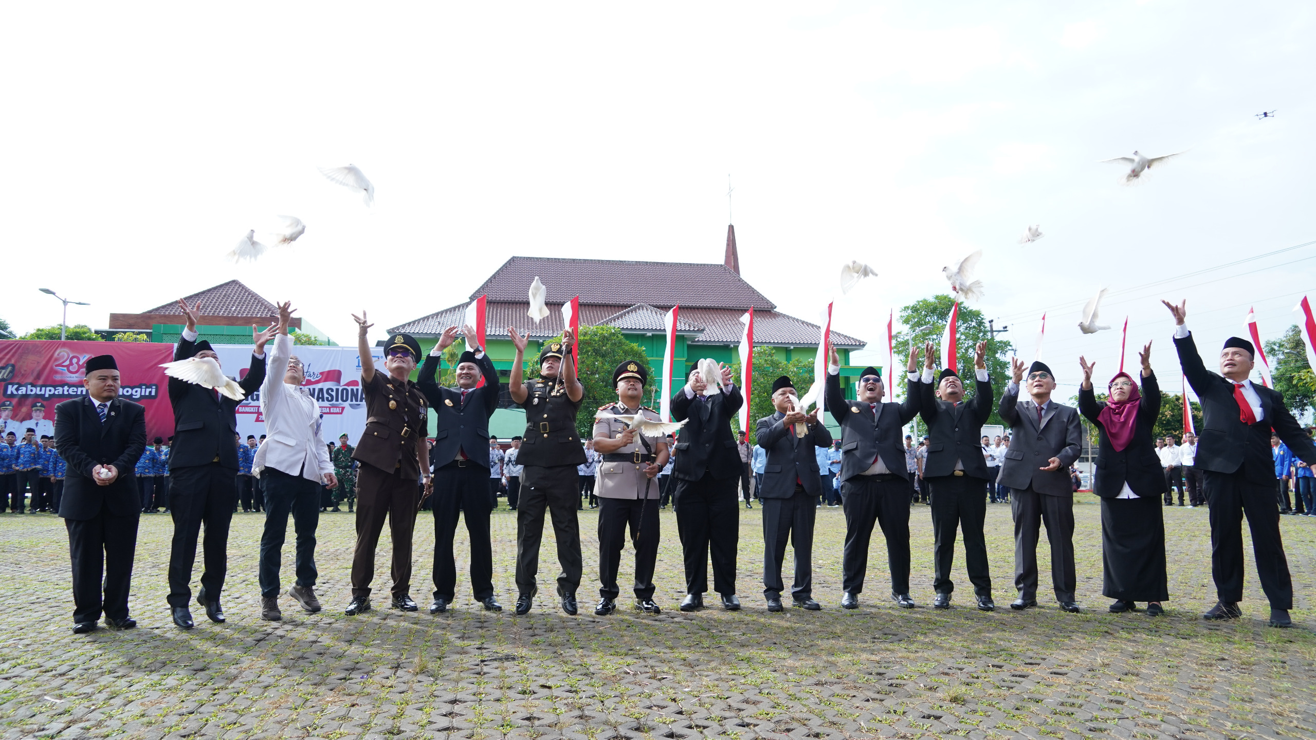 Forkompimda Wonogiri launching IPWL rawat inap, rumah sakit pendidikan dan layanan KRIS RSUD dr. Soediran Mangun Sumarso Wonogiri di Alun-alun Giri Krida Bakti Wonogiri, Selasa (20/5/2025).