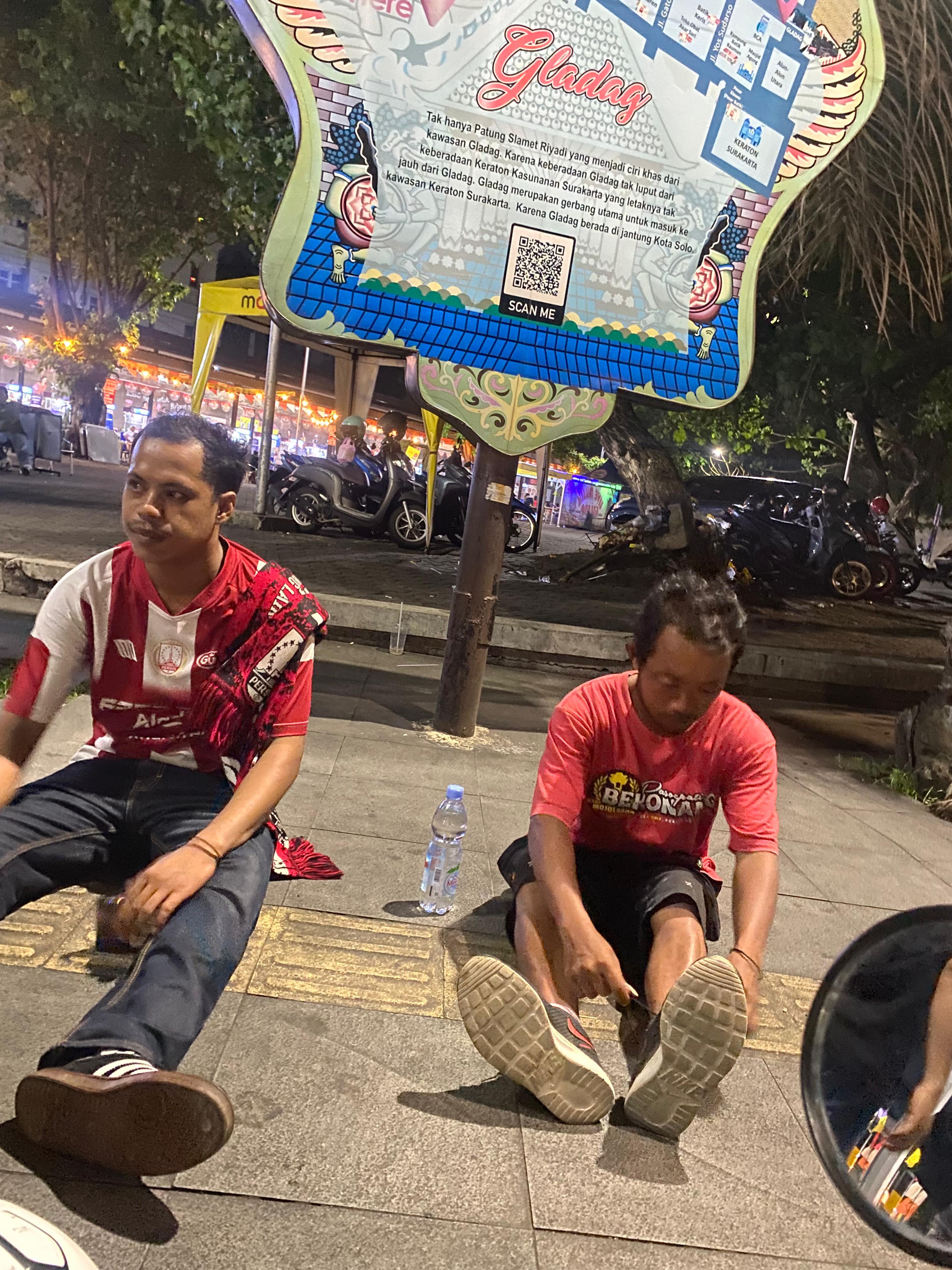 Rahmadi dan Soni penuhi nazar jalan kaki setelah Persis lolos dari jurang degradasi.