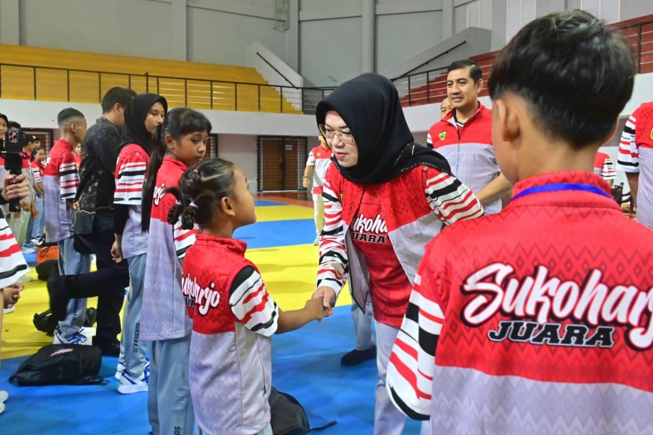 Bupati Sukoharjo Etik Suryani melepas ratusan atlet kontingen Pekan Olahraga Daerah (Popda) di GOR Bung Karno, Kamis (22/5).