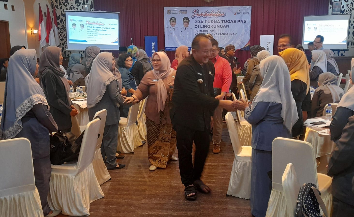 Bupati Karanganyar Rober Christanto menyalami ASN Pemkab Karanganyar yang akan pensiun tahun 2025 ini. (Rudi Hartono/Radar Solo)