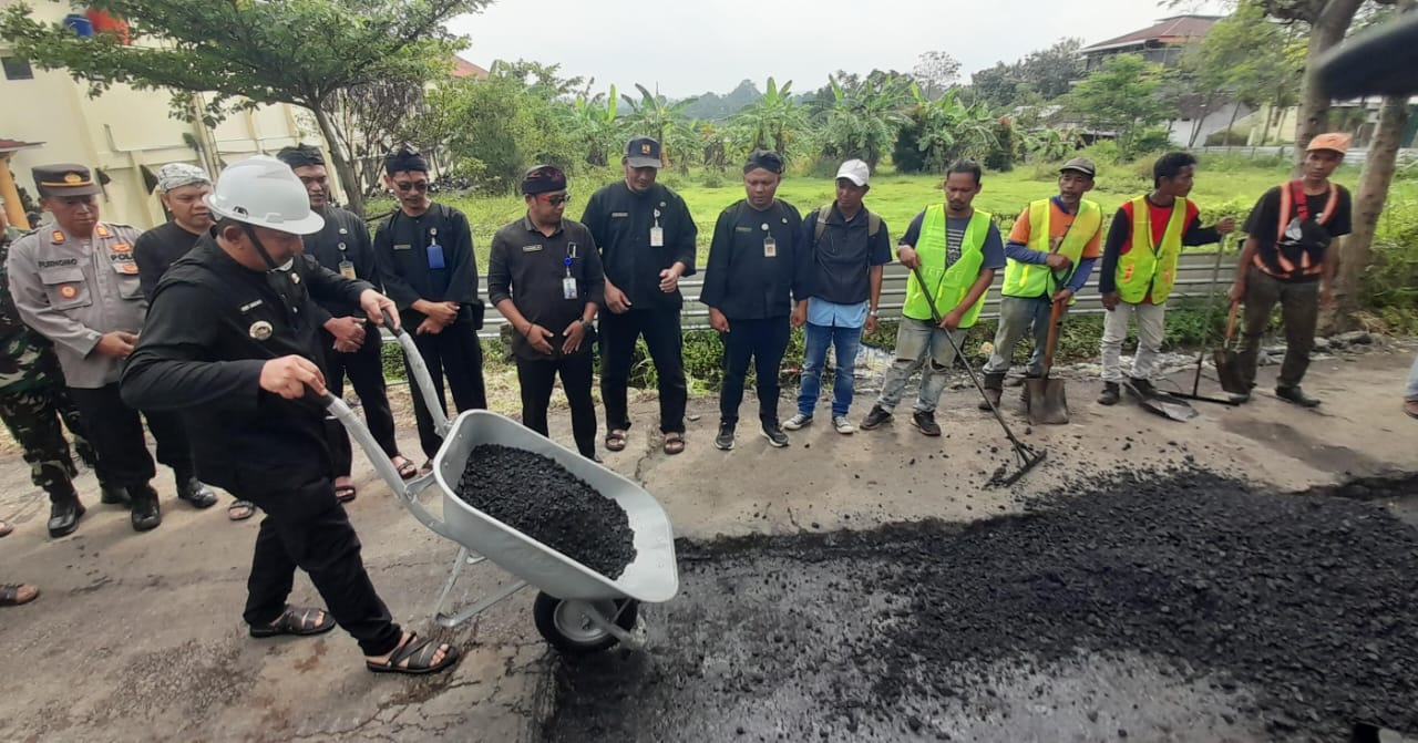 Bupati Karanganyar Rober Christanto memulai perbaikan jalan Matesih-Ngadiluwih sepanjang 1,5 kilometer dengan anggaran Rp 3,7 miliar pada Kamis (22/5/2025). (Rudi Hartono/Radar Solo)
