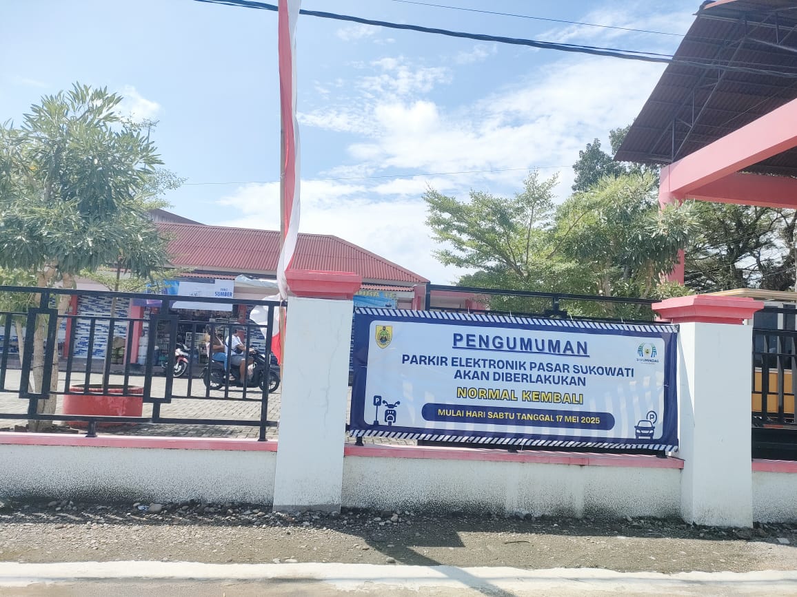Pengumuman pemberlakuan tarif normal parkir  Pasar Sukowati Sragen. (Ahmad Khairudin/Radar Solo)