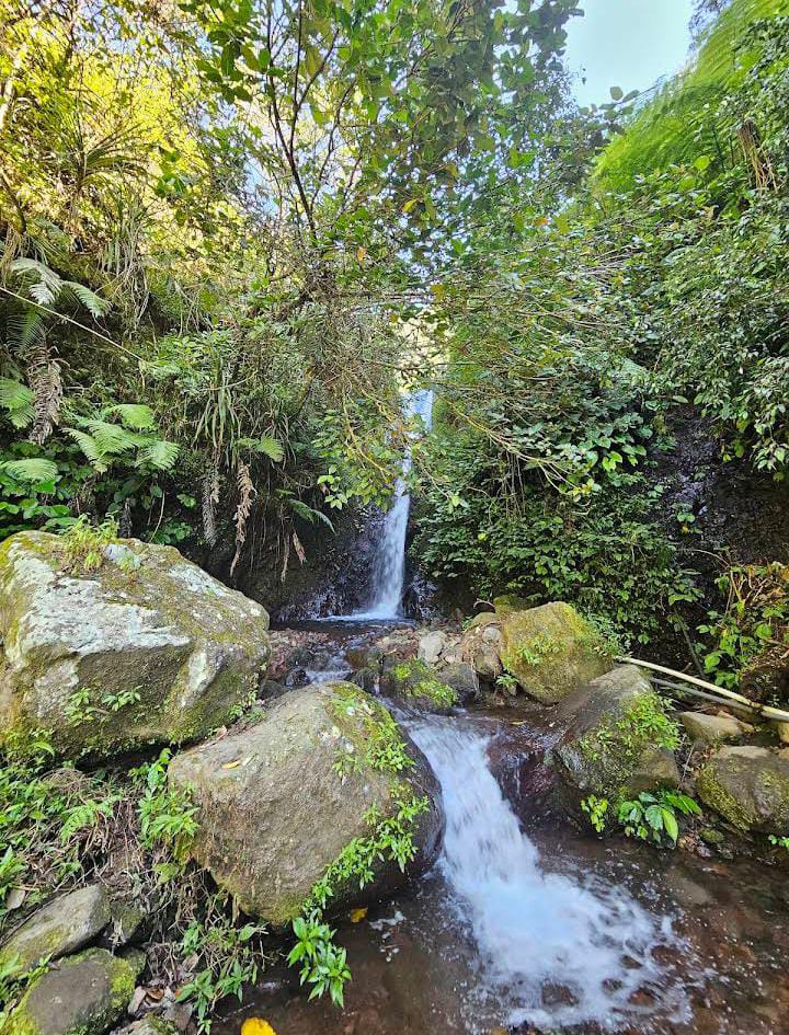 Keindahan di Air Terjun Tempuran, yang terletak di Dusun Candisari, Kecamatan Gladagsari, Kabupaten Boyolali, Jawa Tengah.