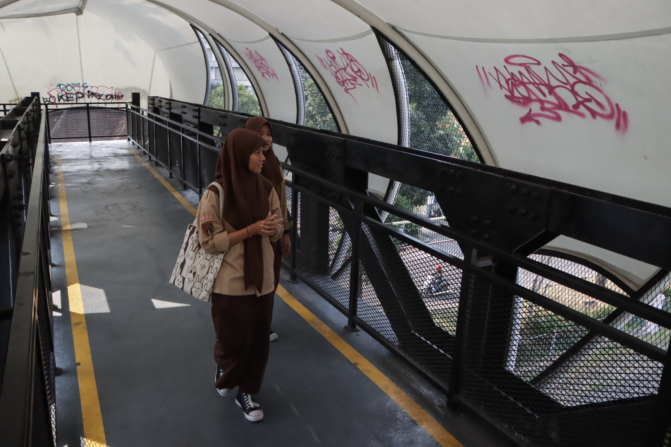 Ilustrasi aksi vandalisme di jembatan penyeberangan Manahan. (M Ihsan/Radar Solo)