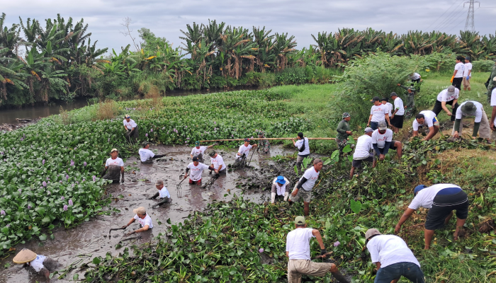 Aksi bersihkan di Bendung Bagor, Kecamatan Juwiring, Klaten yang melibatkan Serikat Pekerja AQUA Klaten dan berkolaborasi dengan berbagai pihak.