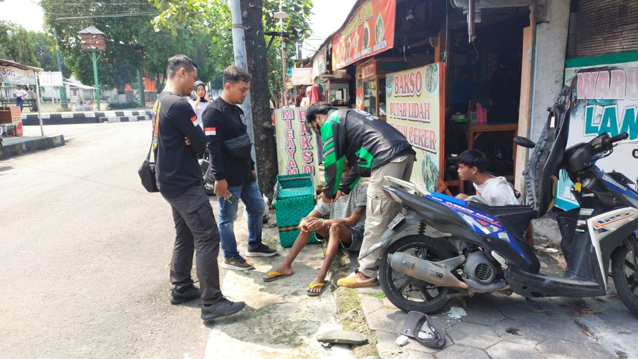 Anggota Satresnarkoba Polres Sragen membekuk dua pemuda di depan warung bakso kawasan Alun-Alun Sragen, Senin (19/5/2025). (Ahmad Khairudin/Radar Solo)