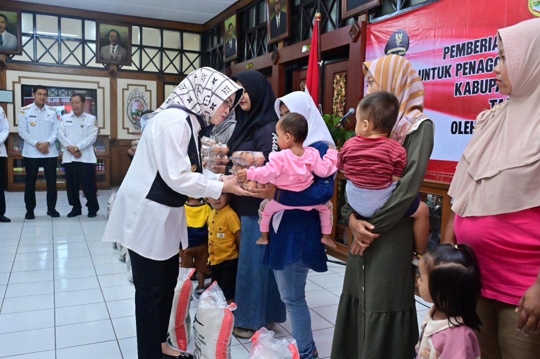 Bupati Sukoharjo Etik Suryani serahkan bantuan untuk 1.000 anak di 12 kecamatan, Kamis (22/5/2025).