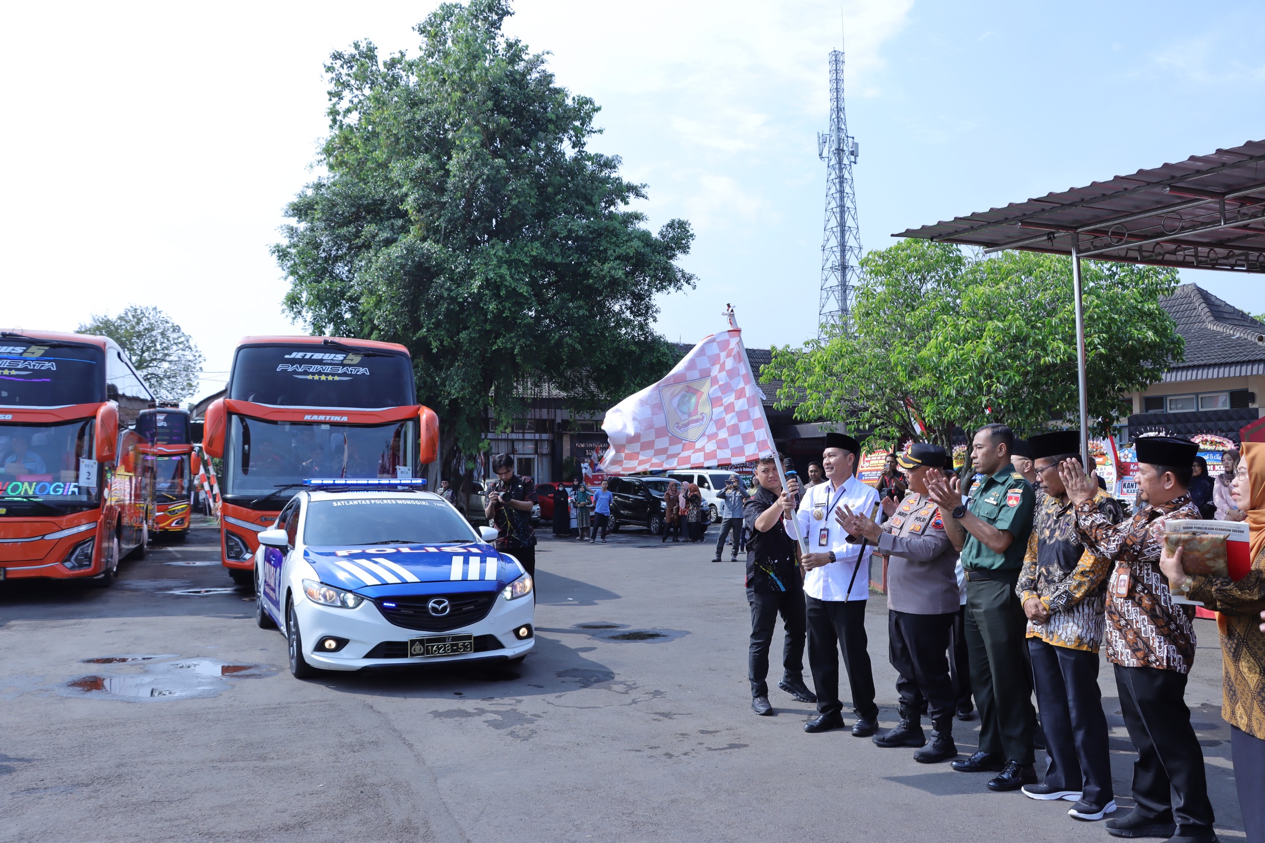 Bupati Wonogiri Setyo Sukarno memberangkatkan CJH asal Wonogiri Kamis (22/5/2025).
