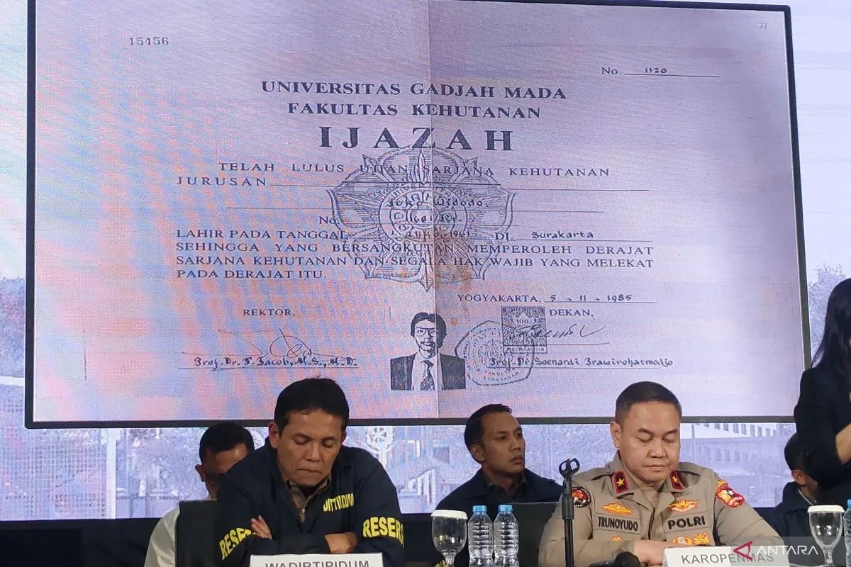 Gambar fotokopi ijazah mantan Presiden RI Joko Widodo (Jokowi) ditunjukkan dalam konferensi pers di Gedung Bareskrim Polri, Jakarta, Kamis (22/5/2025).