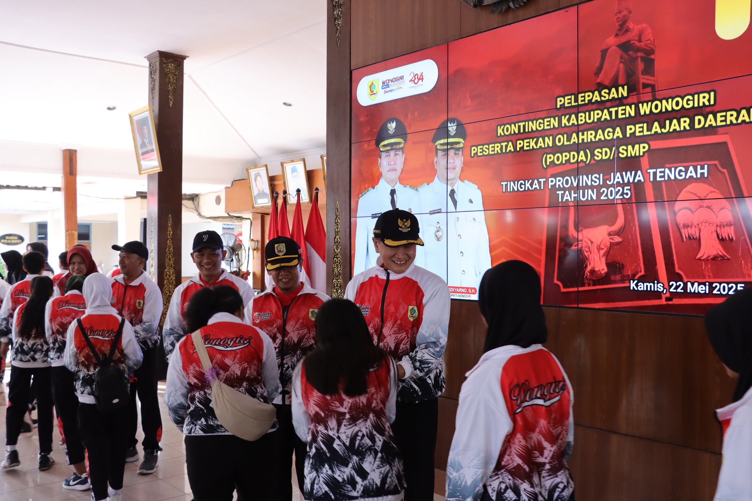 Bupati Wonogiri Setyo Sukarno melepas atlet kontingen asal Wonogiri di pendapa rumah dinas Bupati Wonogiri, Kamis (22/5/2025).