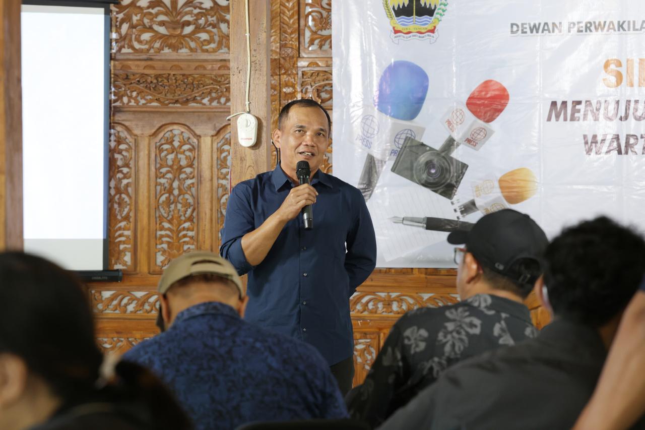 Partisipasi masyarakat dalam pembangunan juga bisa diwujudkan dengan bergotong royong membangun atau memperbaiki fasilitas umum.