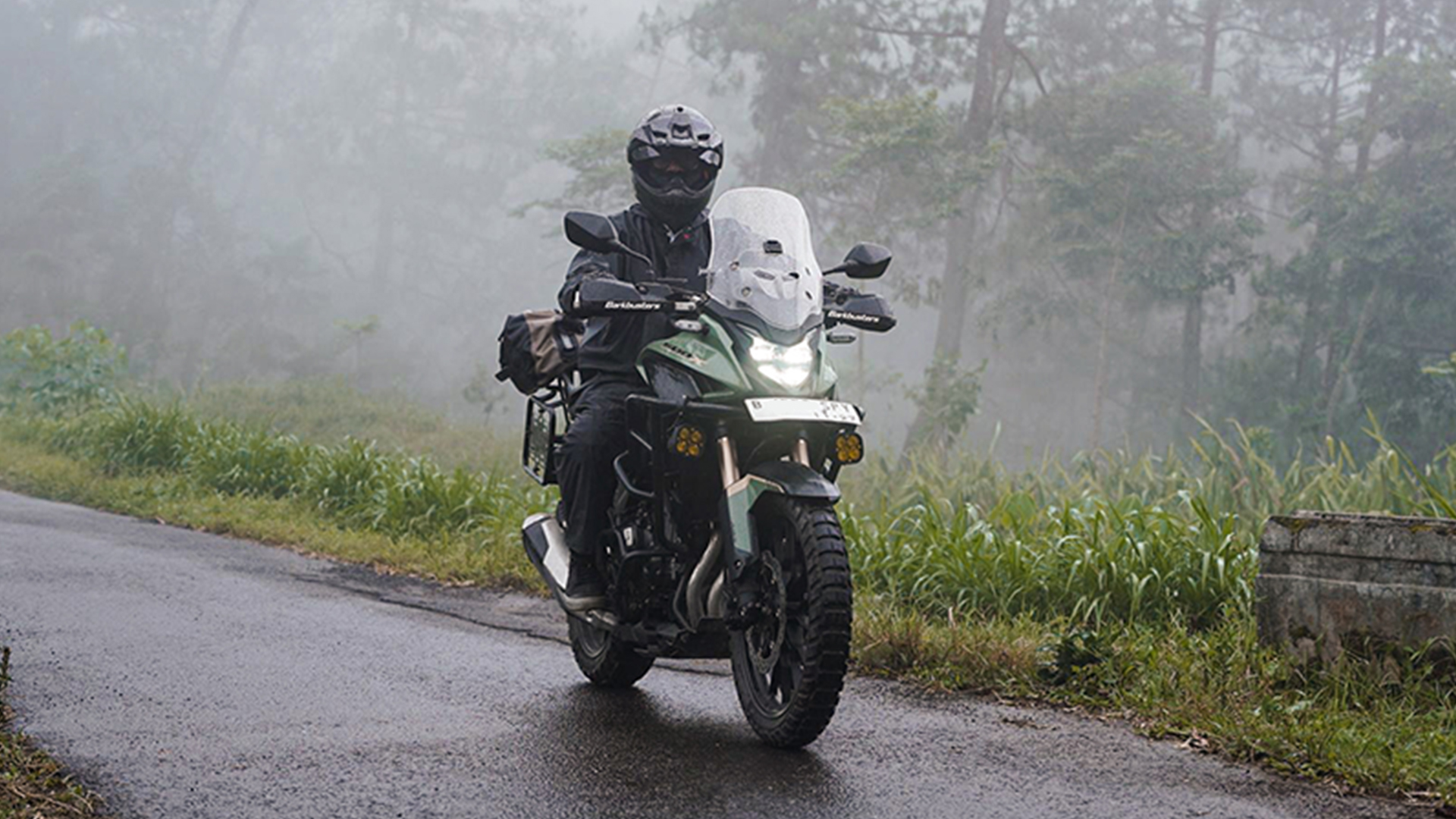 Untuk petualang yang lebih sering melalui kombinasi aspal, gravel, hingga tanah ringan, diperlukan motor yang serbaguna dan seimbang.