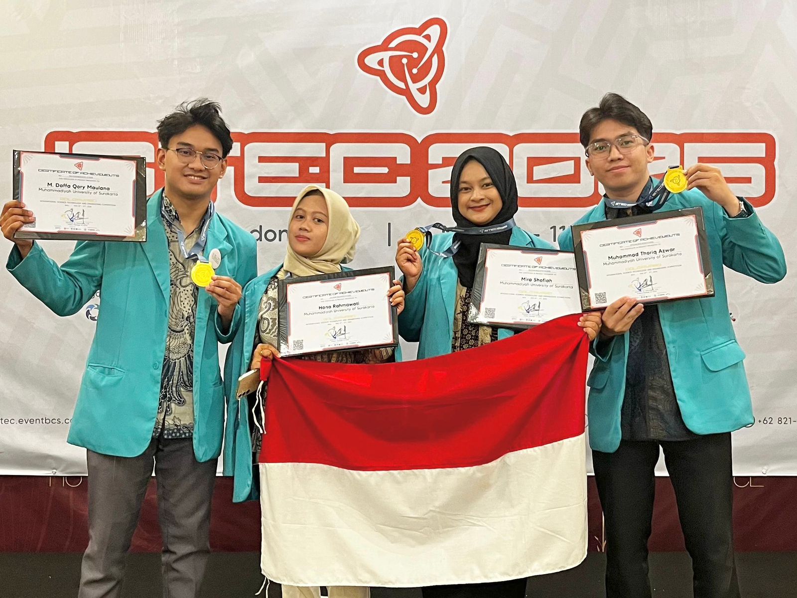 Daffa Qory Maulana, Hana Rahmawati, Mira Shofiah, Mdan M. Thoriq Azwa dari UMS sabet penghargaan internasional. (Humas UMS)