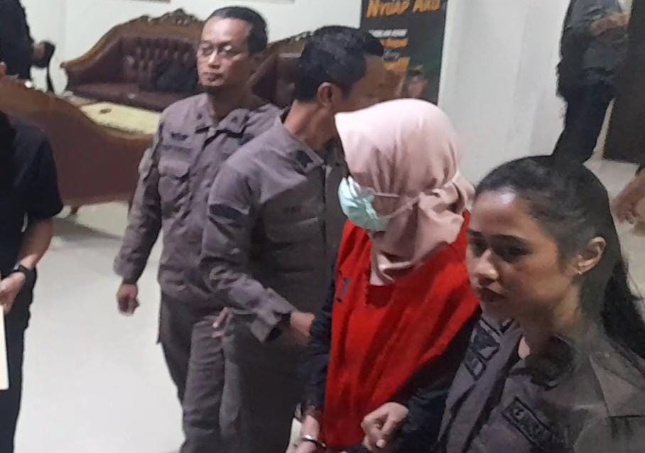 Penahanan tersangka kasus dugaan korupsi pengadaan alkes di Dinkes Karanganyar, Kamis (22/5/2025) malam. (Rudi Hartono/Radar Solo)