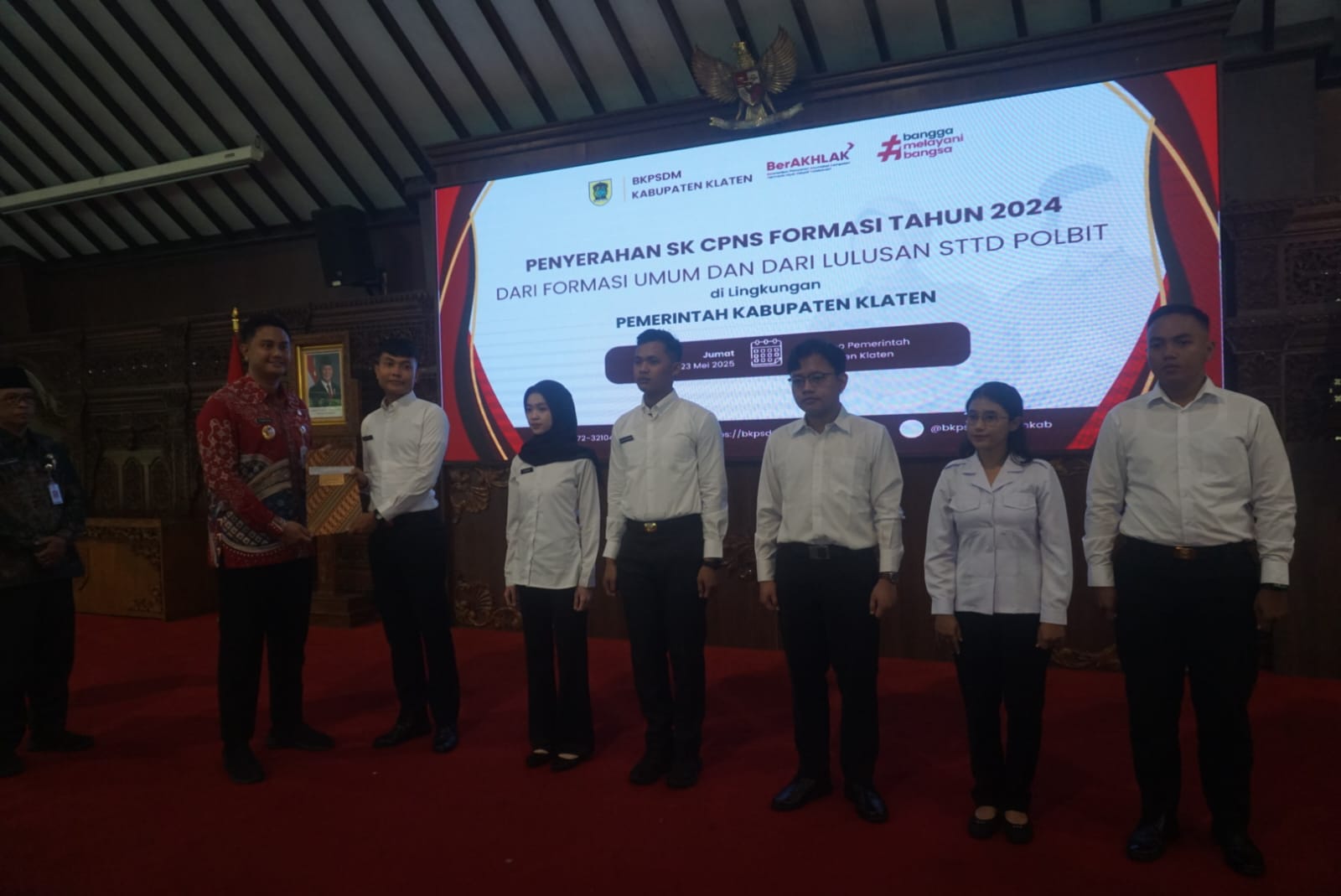 Bupati Klaten Hamenang Wajar Ismoyo saat menyerahkan SK pengangkatan kepada CPNS dan taruna lulusan STTD Polbit di Pendapa Pemkab Klaten. (Angga Purenda/Radar Solo)