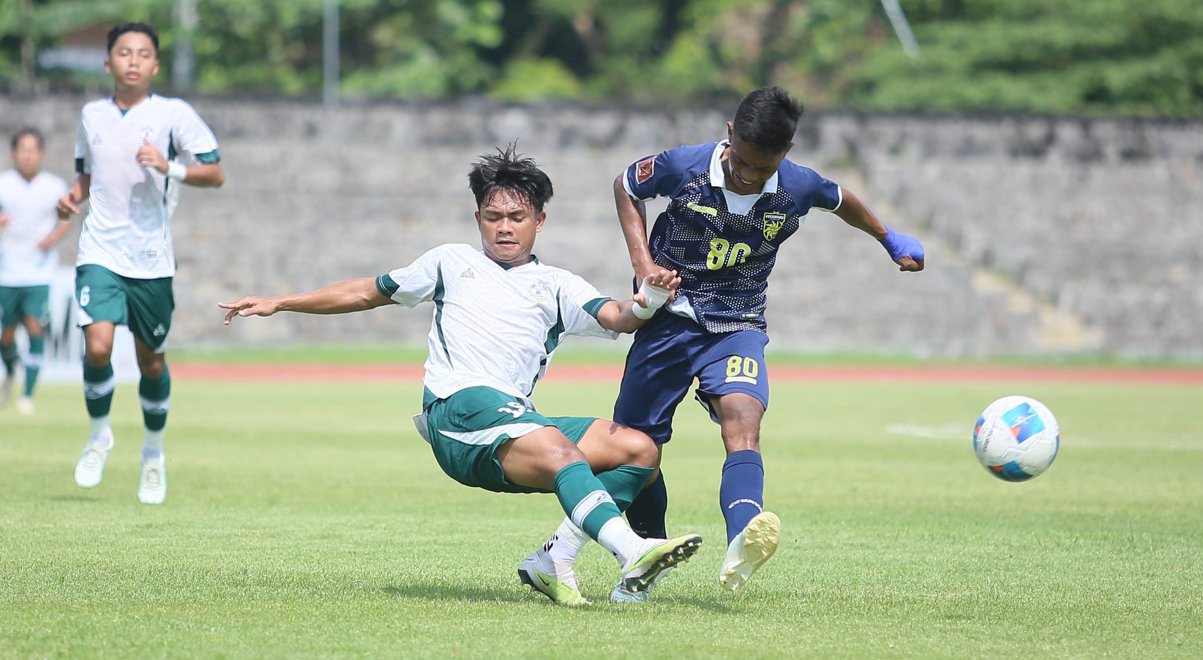 BERJIBAKU: Pertandingan Persika Karanganyar (kiri) melawan Pekanbaru FC di Stadion Sriwedari (22/5).