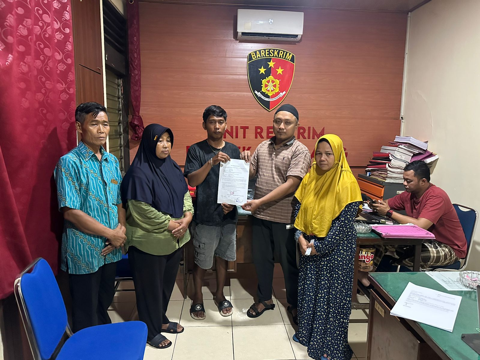 Aziz Chairul Anwar (tiga dari kiri), pelaku pencurian HP yang dimaafkan korbannya. Dia dibebaskan usai melewati proses restorative justice di Polres Sragen. (Ahmad Khairudin/Radar Solo)
