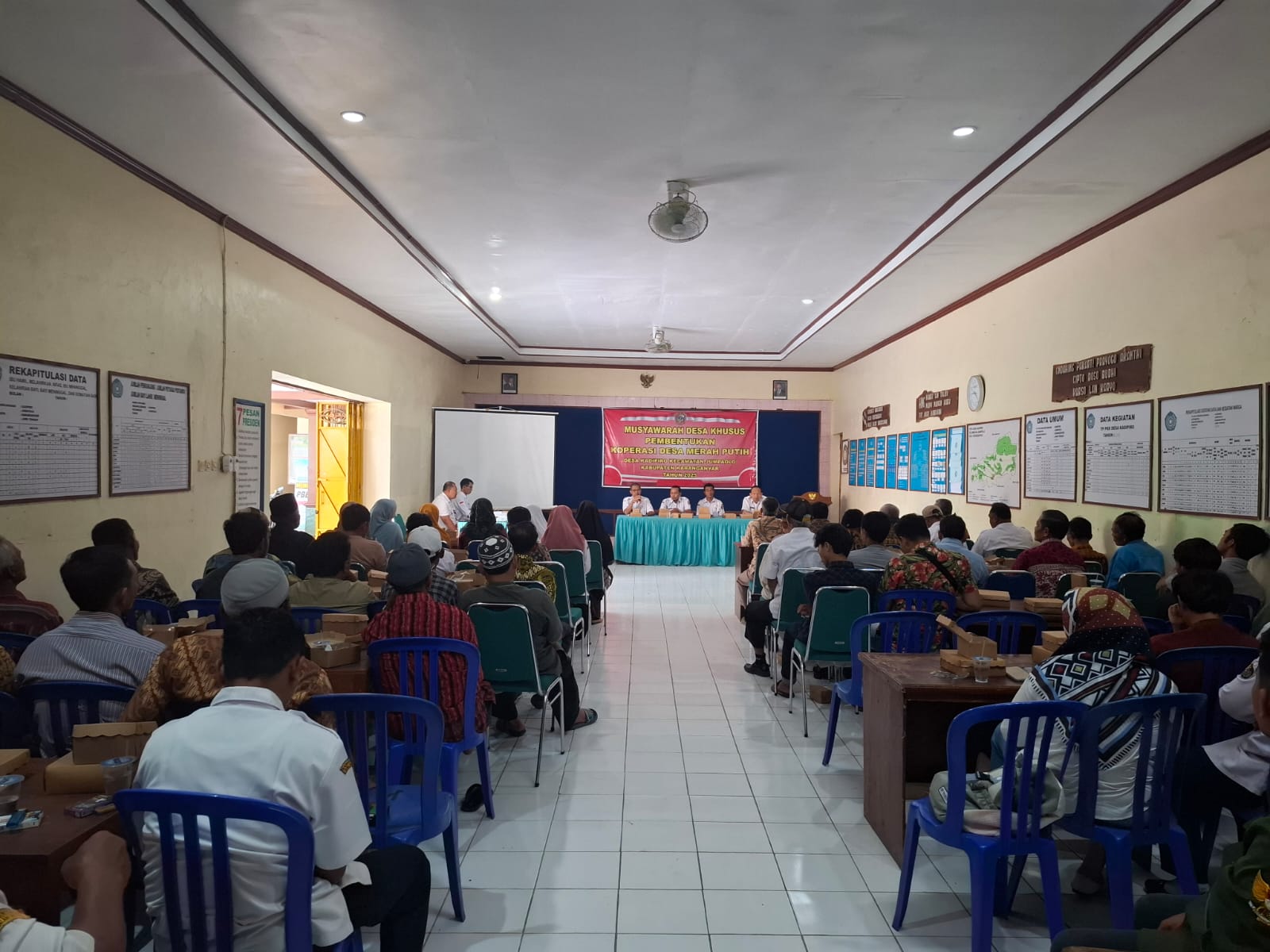 Musyawarah desa di Desa Kadipiro, Kecamatan Jumapolo, Karanganyar untuk pembentukan koperasi merah putih. (Rudi Hartono/Radar Solo)