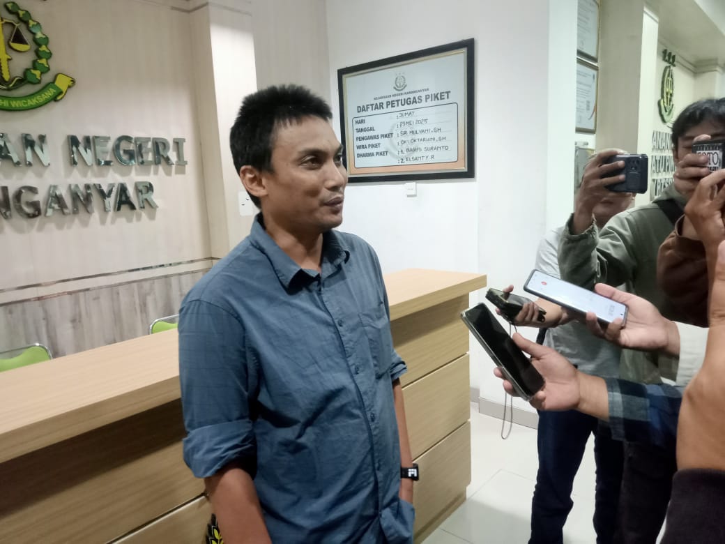 Kepala Seksi Pidana Khusus (Kasi Pidsus) Kejari Karanganyar, Hartanto beberkan perkembangan kasus dugaan korupsi pengadaan alkes Dinkes Karanganyar, Jumat (23/5/2025) malam. (Rudi Hartono/Radar Solo)