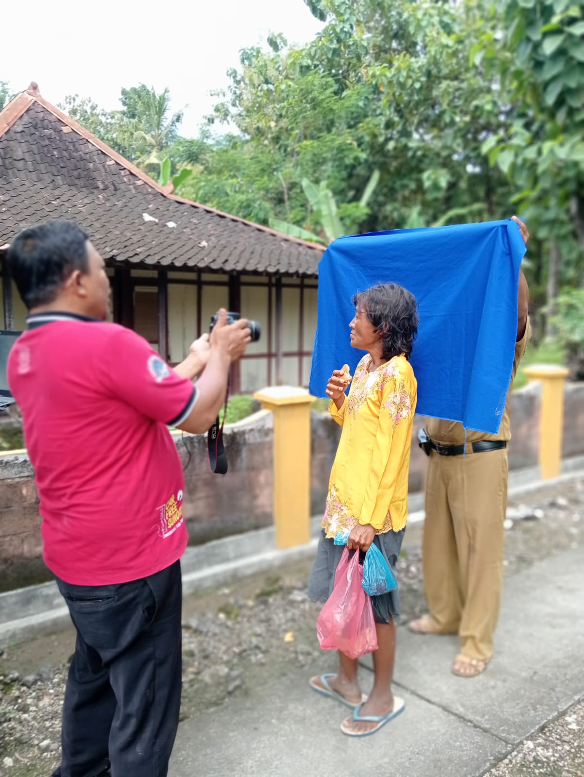 Petugas Disdukcapil Wonogiri saat melakukan perekaman data e-KTP warga ODGJ di Kecamatan Eromoko.