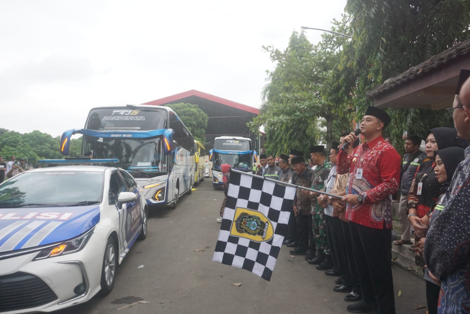 Bupati Klaten Hamenang Wajar Ismoyo melepas keberangkatan calon jamaah haji di GOR Gelarsena, Klaten Utara, Jumat (23/5/2025).