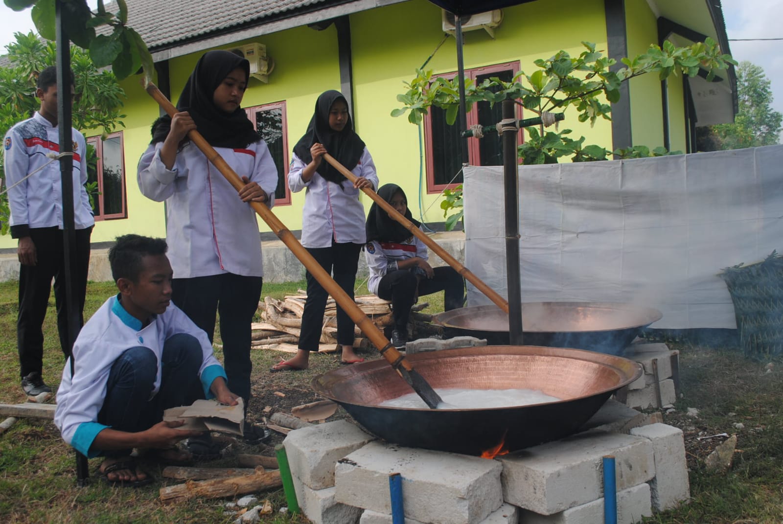 Cara pembuatan jenang khas Pracimantoro juga diajarkan kepada para pelajar.