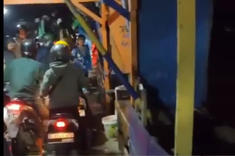 Peristiwa mengejutkan terjadi di Bandung, jembatan jembatan Cijeruk - Baleendah mendadak ambruk saat banyaknya pengendara motor melintas