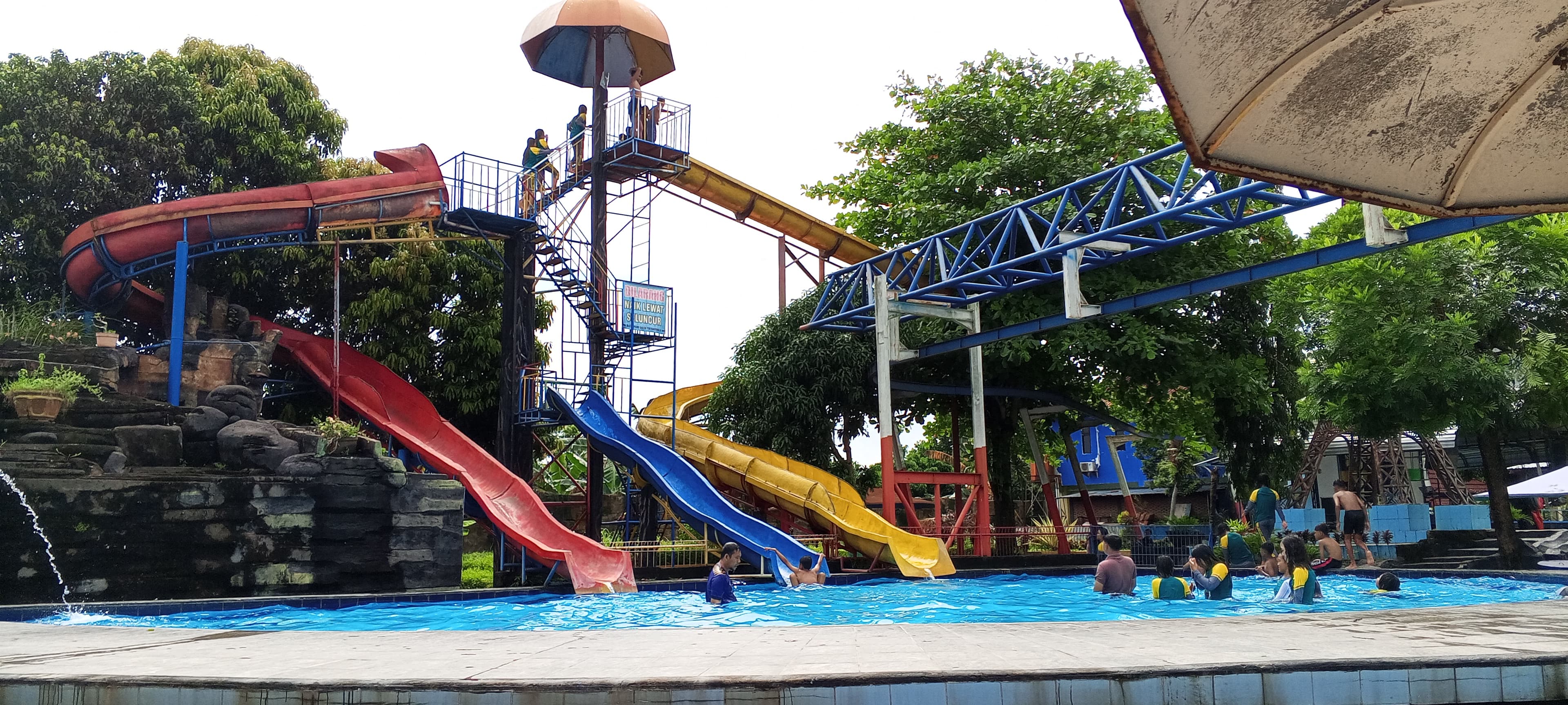 Waterpark Galuh Tirtonirmolo Klaten memiliki fasilitas bermain air yang cukup banyak.