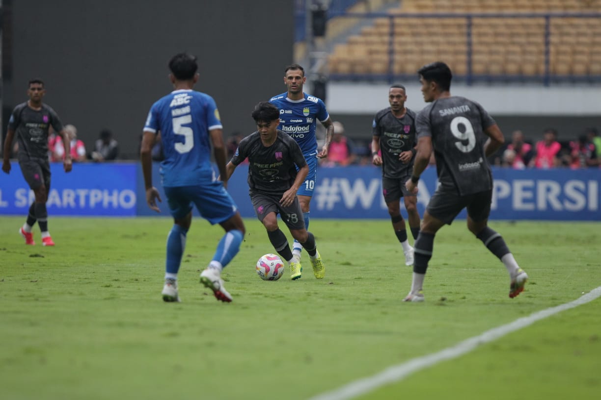 Gelandang Persis Solp Zanadin Fariz saat melawan Persib Bandung di GBLA (24/5/2025)