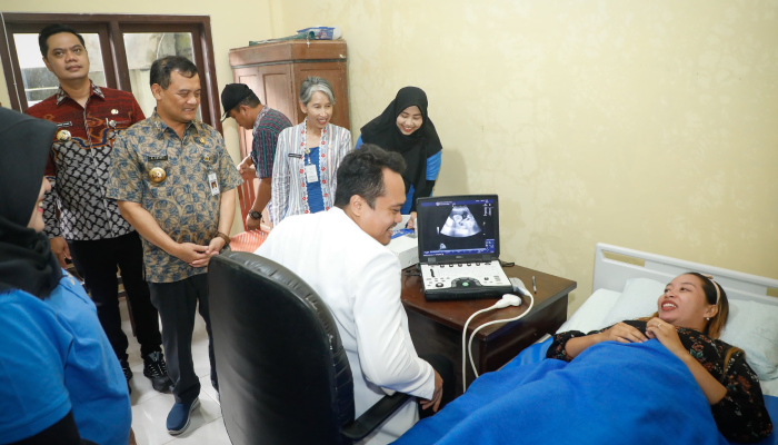Gubernur Jateng Ahmad Luthfi saat mengecek pelaksanaan program layanan kesehatan Speling.